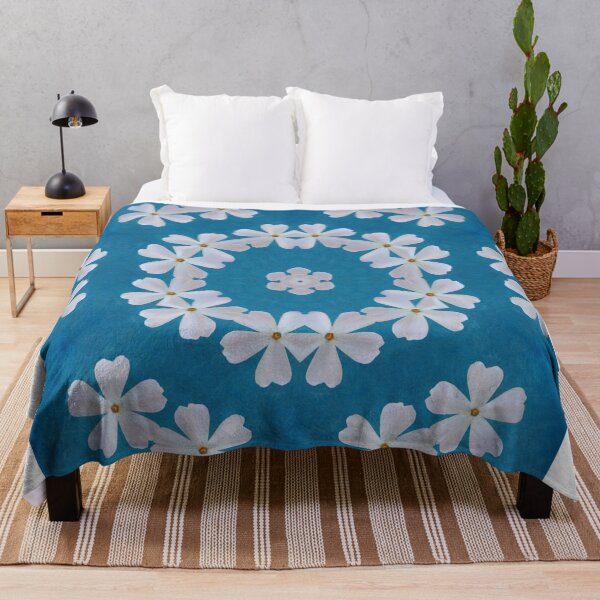 Aperçu de l'œuvre White Phlox Mandala Pattern – Blue Floral Symmetry créée et vendue par SilentBloomLab.