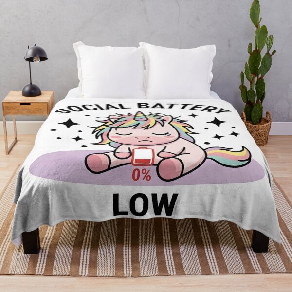Aperçu de l'œuvre T-shirt Licorne Rigolote Batterie Sociale Faible – Mème Mignon pour Introvertis créée et vendue par DIRTYSKETCHH.