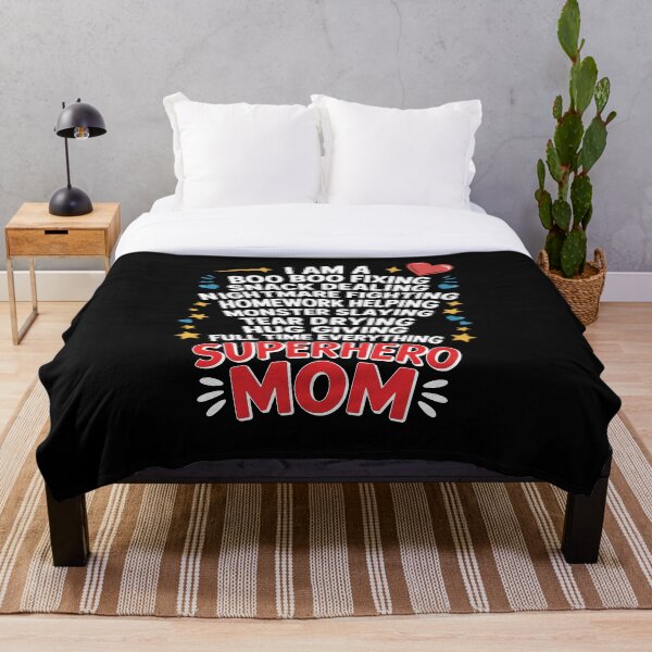 Artikelvorschau, Superhelden-Mama repariert Aua – Lustiges Geschenk für Mama zum Muttertag entworfen und verkauft von Say It With Ink.
