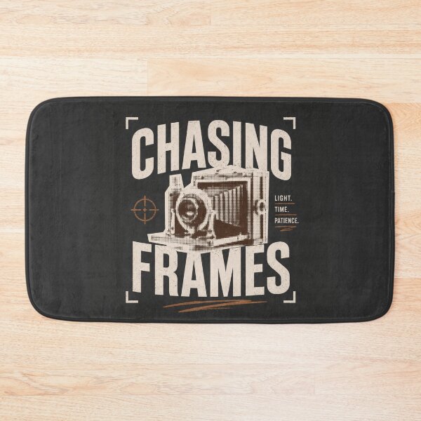 Artikelvorschau, T-Shirt mit Vintage-Kameramotiv „Chasing Frames“ – Retro-Fotografie-Design entworfen und verkauft von Random Designs.