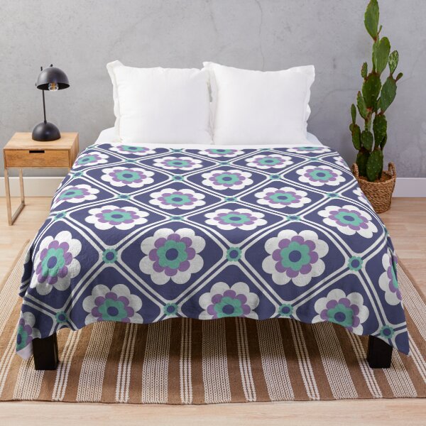Artikelvorschau, Modernes Blumenmuster – Retro-Blumendesign der 60er Jahre in Aubergine entworfen und verkauft von Colorblizz.