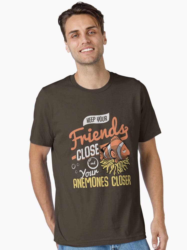 Thumbnail 1 von 7, Essential T-Shirt, Keep Your Friends Close & Your Anemones Closer - Funny Pun Gift designt und verkauft von yeoys.