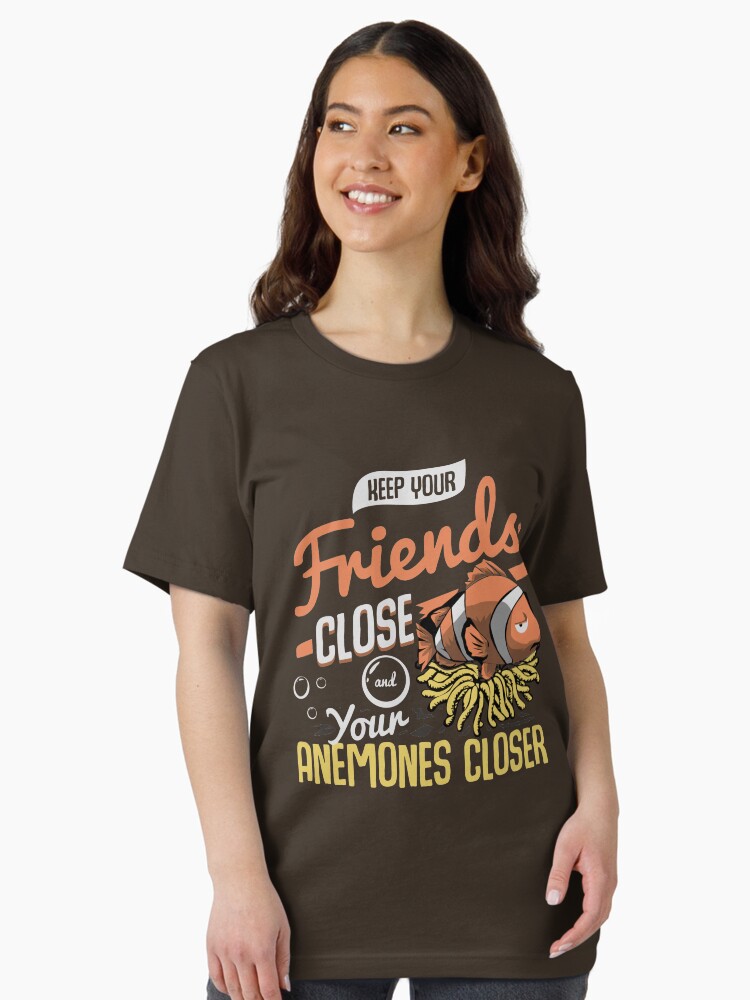 Thumbnail 2 von 7, Essential T-Shirt, Keep Your Friends Close & Your Anemones Closer - Funny Pun Gift designt und verkauft von yeoys.