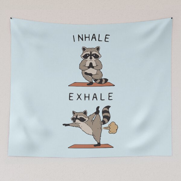 Artikelvorschau, Lustiger Waschbär-Yoga-Meditationshumor: Ein- und Ausatmen entworfen und verkauft von BrownHorse90s.