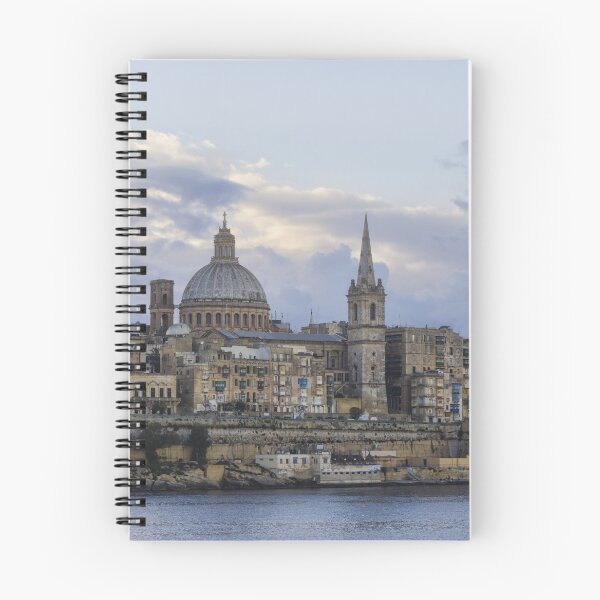 Artikelvorschau, Die Skyline von Valletta, Malta, in der Abenddämmerung mit der Basilikakuppel und den historischen Kalksteingebäuden entlang des Hafens entworfen und verkauft von Nmallia.
