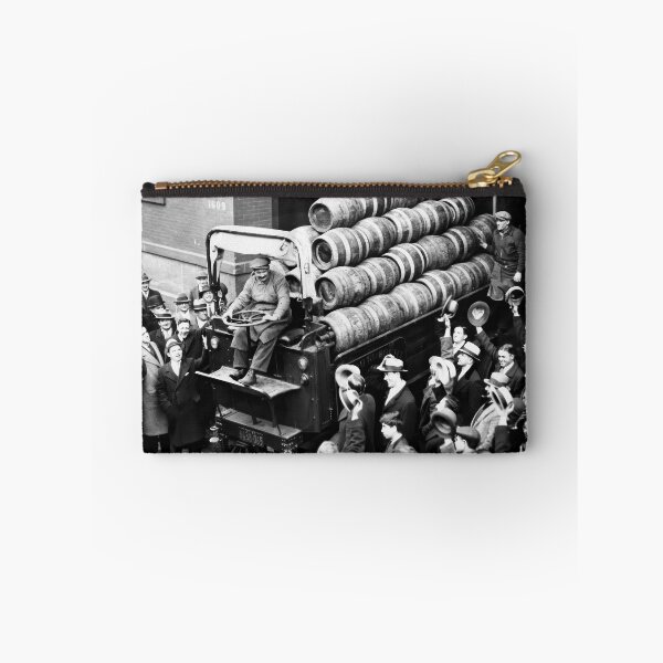 Artikelvorschau, Prohibition, Bierfässer, Vintage-Schwarzweißfoto entworfen und verkauft von IconicArchive.