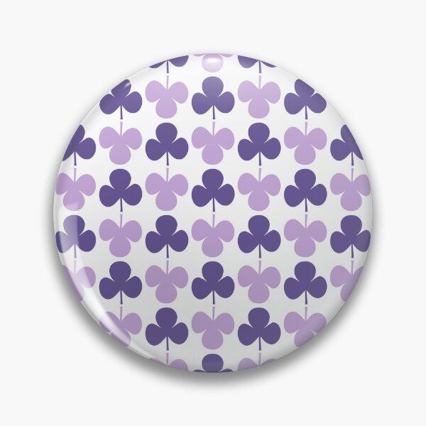 Artikelvorschau, Nahtloses Muster mit violetten und weißen Kleeblättern entworfen und verkauft von Mint + Midnight.