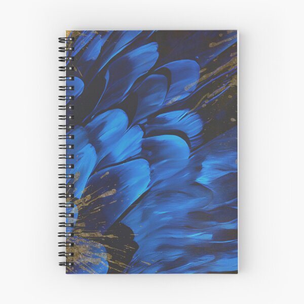Artikelvorschau, Abstrakte Kunst mit blauen Federn und goldenen Akzenten | Luxuriöse, moderne Wandkunst entworfen und verkauft von Sophie Watson.