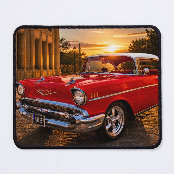 Artikelvorschau, Chevrolet Bel Air, Baujahr 1957, bei Sonnenuntergang – Roter Oldtimer auf Kopfsteinpflasterstraße (Automobilkunst in der goldenen Stunde) entworfen und verkauft von William A McCarthy.