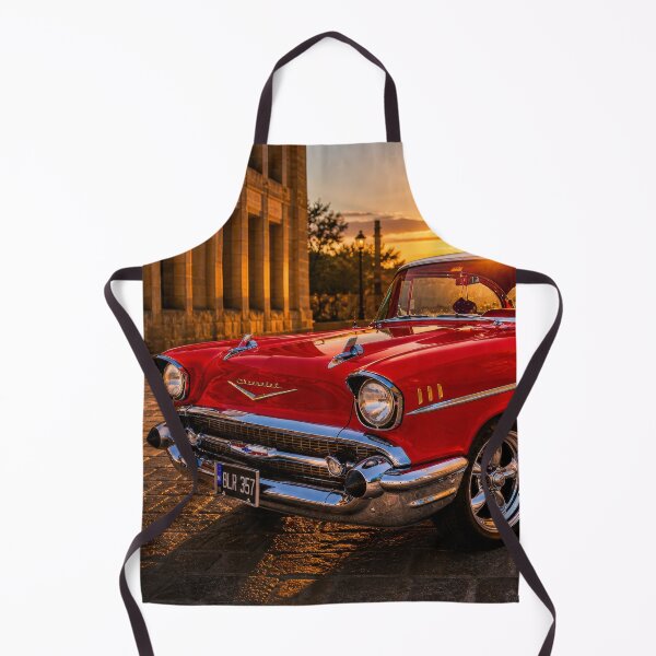 Artikelvorschau, Chevrolet Bel Air, Baujahr 1957, bei Sonnenuntergang – Roter Oldtimer auf Kopfsteinpflasterstraße (Automobilkunst in der goldenen Stunde) entworfen und verkauft von William A McCarthy.