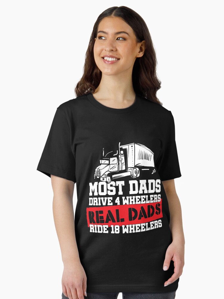 Thumbnail 2 von 7, Essential T-Shirt, Real Dads Ride 18 Wheelers - Funny Trucker Gift designt und verkauft von yeoys.