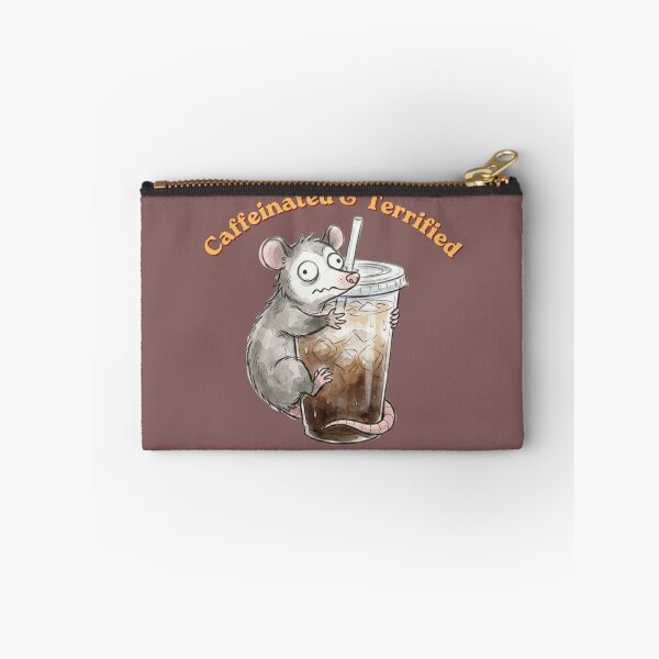 Aperçu de l'œuvre Un opossum mignon et anxieux avec un café glacé - Pockets l'animal poubelle créée et vendue par ThreadLore.