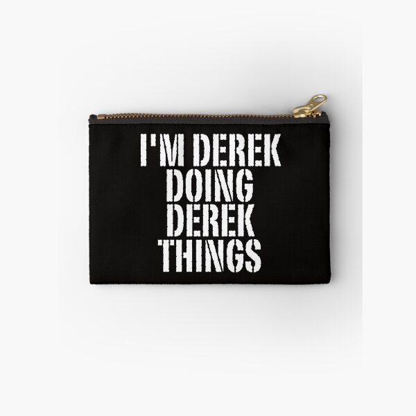 Aperçu de l'œuvre T-shirt « Je suis Derek, je fais des trucs de Derek » - Idée cadeau de Noël amusante créée et vendue par WeirdlyRare.