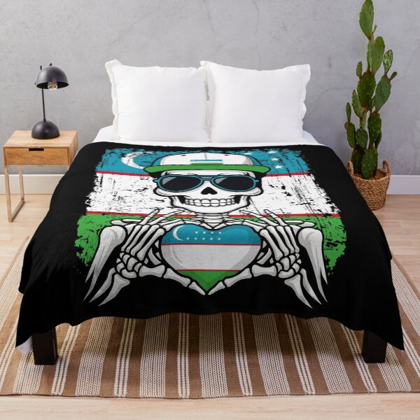 Aperçu de l'œuvre T-shirt Ouzbek Fierté Squelette Art T-shirt créée et vendue par Colorful Designs.