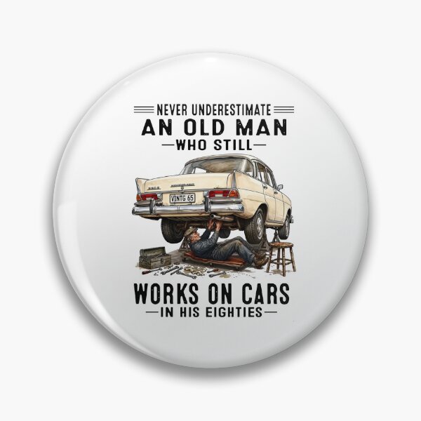 Artikelvorschau, Unterschätzen Sie niemals einen alten Mann, der mit über achtzig Jahren noch an Autos schraubt. entworfen und verkauft von sawczy-shop.