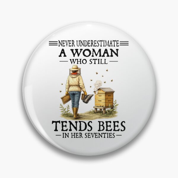 Artikelvorschau, Unterschätzen Sie niemals eine Frau, die auch mit über siebzig noch Bienen pflegt. entworfen und verkauft von sawczy-shop.