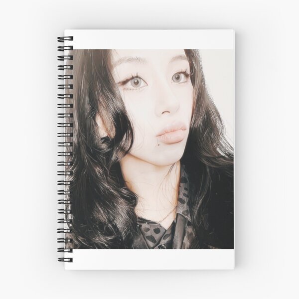 Aperçu de l'œuvre Chaeyoung Aesthetic Graphic créée et vendue par ColourPopStickers.