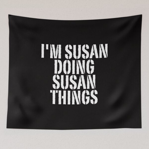 Aperçu de l'œuvre T-shirt « Je suis Susan, je fais des trucs de Susan » - Idée cadeau de Noël amusante créée et vendue par WeirdlyRare.