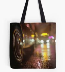 Bolsa de tela Coches en la calle urbana en la noche de lluvia hasselblad fotografía de película analógica de formato medio
