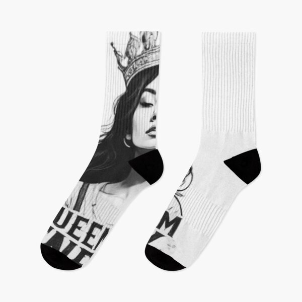 Artikelvorschau, Queen Mom Energy T-Shirt entworfen und verkauft von MerchWSzpilkach.