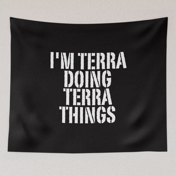 Aperçu de l'œuvre T-shirt « Je suis Terra, je fais des trucs de Terra » - Idée cadeau de Noël amusante créée et vendue par WeirdlyRare.