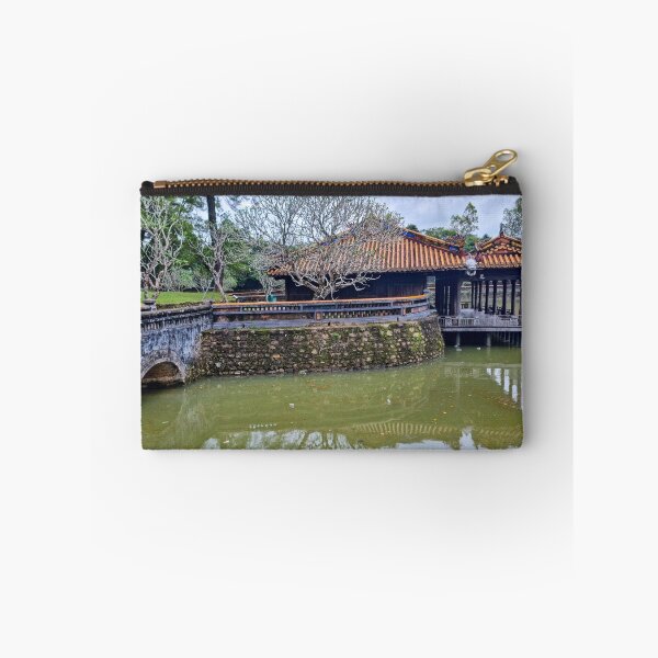 Aperçu de l'œuvre Pavillon Xung Khiem, Tombeau de Tu Duc - Hué, Vietnam | Art du reflet du lac impérial créée et vendue par Ross.A.Campbell.