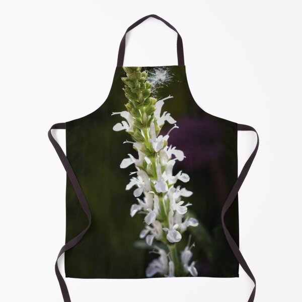 Aperçu de l'œuvre Wild White Bloom | Moody Botanical Fine Art créée et vendue par SilentBloomLab.