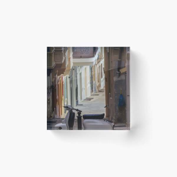 Artikelvorschau, Ein weißer Vintage-Roller parkt in einer schmalen mediterranen Gasse mit farbenfrohen Balkonen und ruhiger Atmosphäre. entworfen und verkauft von Nmallia.