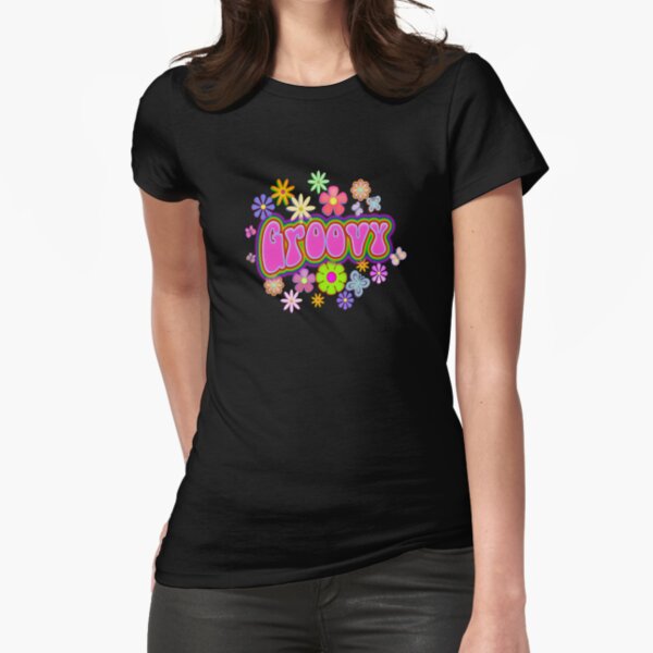 Ein wilder, grooviger Druck aus Hippie-Blumen und Schmetterlingen in Regenbogenfarben. Tailliertes T-Shirt