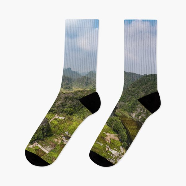 Aperçu de l'œuvre Vue aérienne de la rivière Ngo Dong - Tam Coc, Vietnam | Art aérien cinématographique de Ninh Binh créée et vendue par Ross.A.Campbell.