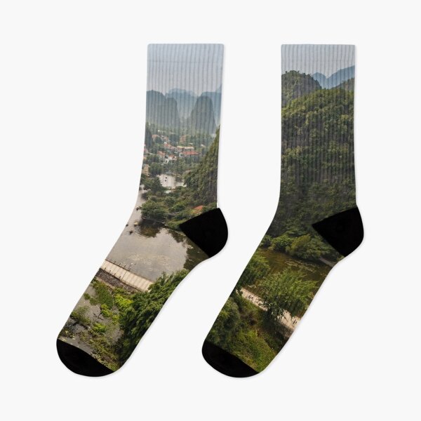 Aperçu de l'œuvre Vue aérienne de la rivière Ngo Dong - Tam Coc, Vietnam | Art aérien cinématographique de Ninh Binh créée et vendue par Ross.A.Campbell.