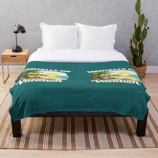 Aperçu de l'œuvre En vacances mentales – Citation humoristique sur la plage pour t-shirt, autocollant, sweat à capuche, coque de téléphone, mug, sac | Motif détente avec palmiers tropicaux créée et vendue par ArtByTripti.