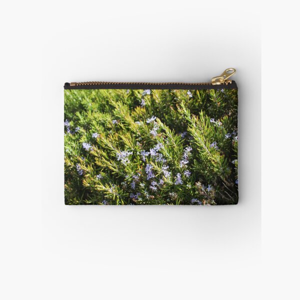 Artikelvorschau, Frischer Rosmarinstrauch mit kleinen violetten Blüten im sonnigen Garten (Nahaufnahme) entworfen und verkauft von Nmallia.