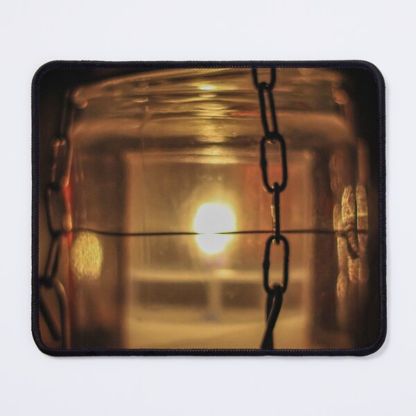 Artikelvorschau, Reihe von Glas-Teelichtern mit warmem Bokeh-Licht für eine ruhige, intime Atmosphäre entworfen und verkauft von Nmallia.