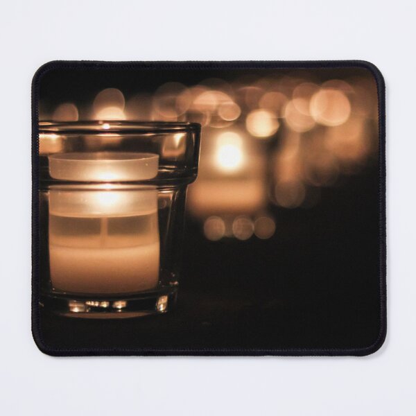 Artikelvorschau, Reihe von Glas-Teelichtern mit warmem Bokeh-Licht für eine ruhige, intime Atmosphäre entworfen und verkauft von Nmallia.