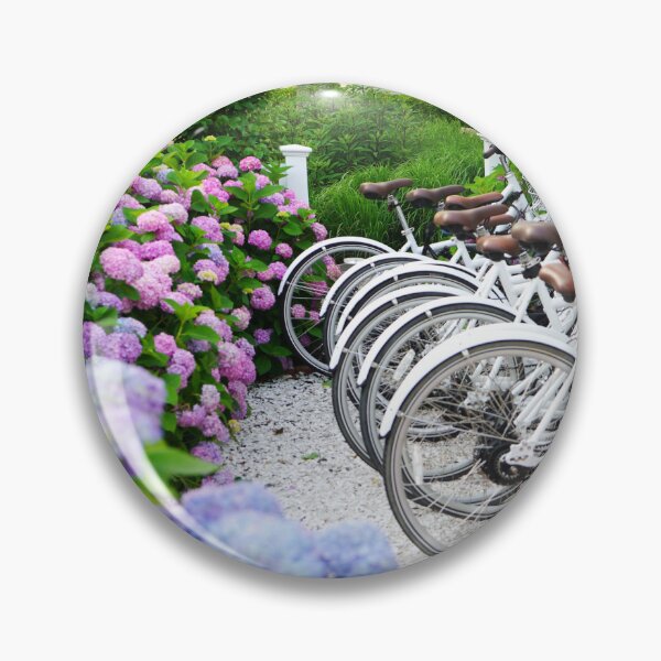 Artikelvorschau, Hortensien von Edgartown – Weiße Fahrräder umgeben von Ombré-Blüten entworfen und verkauft von Loveisthebtwd.