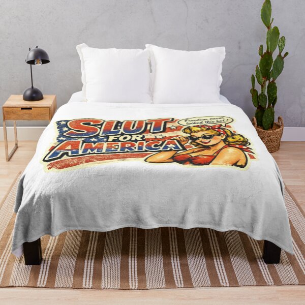 Artikelvorschau, Witzige patriotische Pin-up-Girl-Grafik – Vintage-Aufkleberdesign „Schlampe für Amerika“ entworfen und verkauft von MerchlyMike.