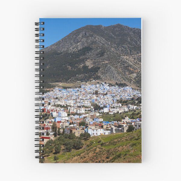 Artikelvorschau, Chefchaouen, die blaue Stadt Marokkos, Bergpanorama entworfen und verkauft von Two-Tickets-To.