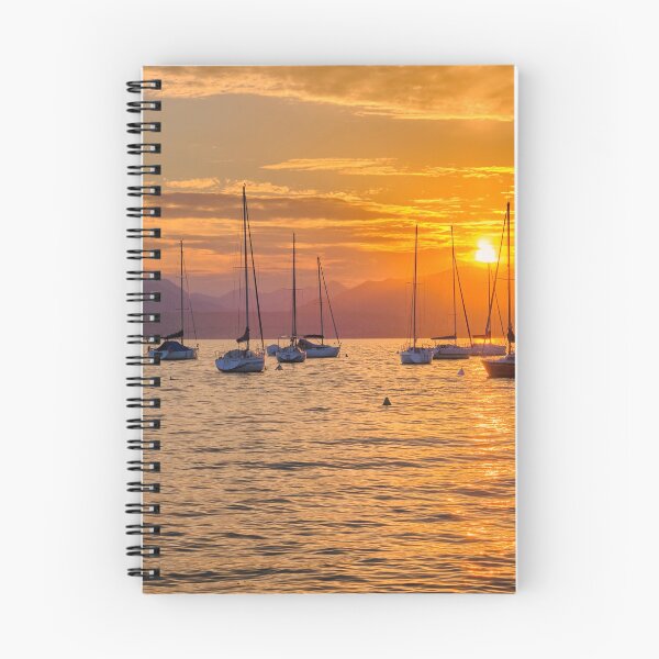 Aperçu de l'œuvre Des yachts en silhouette et un coucher de soleil à Bardolino créée et vendue par Violaman.