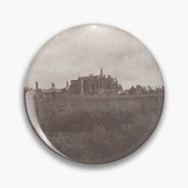 Artikelvorschau, Originale Vintage-Postkarte des Danvers State Hospital – Wolken entworfen und verkauft von GhostlyWorld.