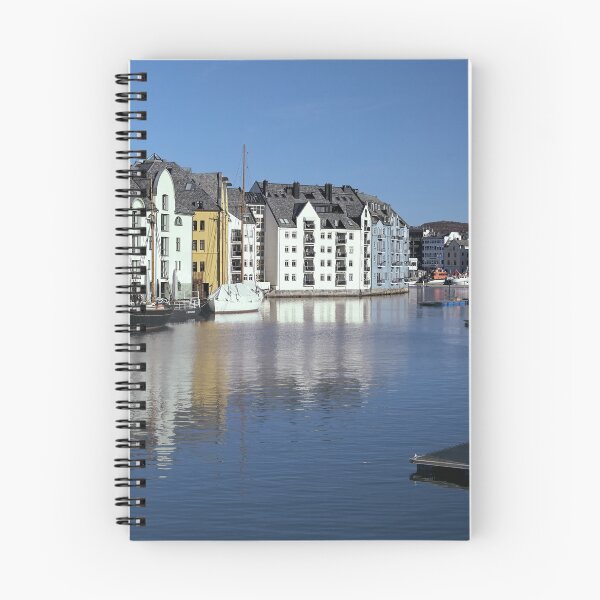 Artikelvorschau, Alesund-Stadtbild, Jugendstil-Reflexionen in Brosundet Norwegen entworfen und verkauft von Martyn R Arnold Fine Art Nature & Landscape Photography.