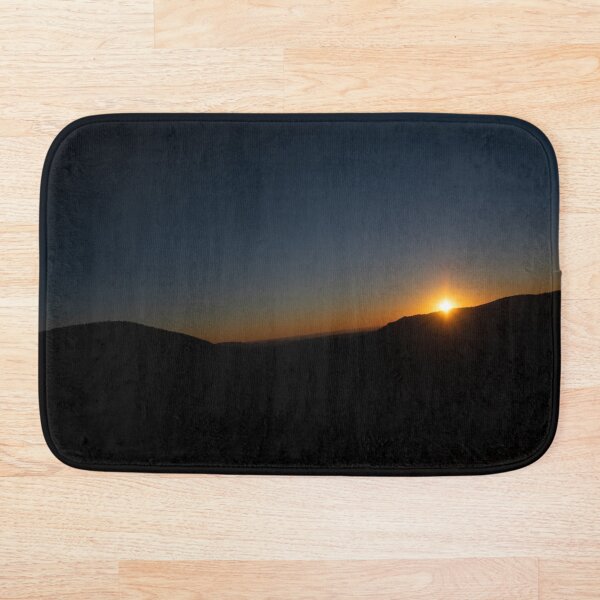 Artikelvorschau, Sonnenuntergang über der Bergsilhouette entworfen und verkauft von KillNFuel.