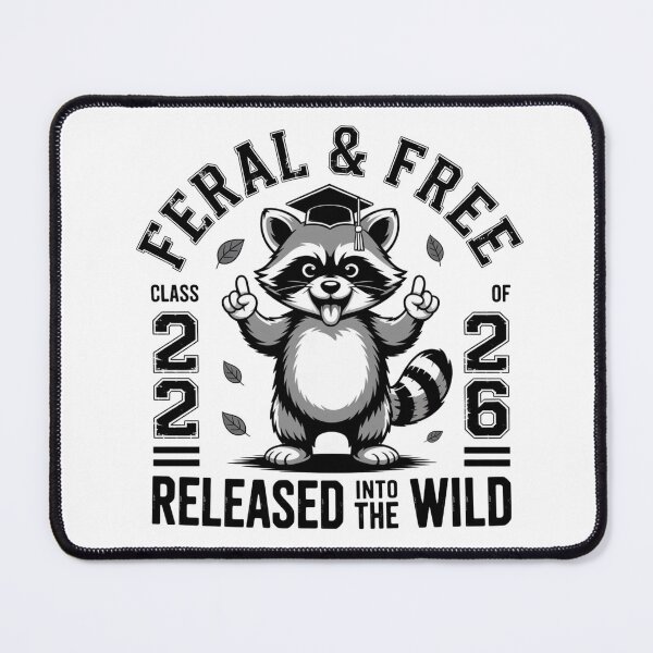 Aperçu de l'œuvre Cute Feral and Free Class of 2026 Funny Raccoon Graduation créée et vendue par ZACK ART.