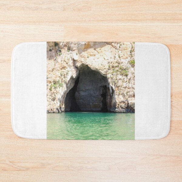 Aperçu de l'œuvre Grotte marine avec eau turquoise et entrée rocheuse sur le littoral créée et vendue par Nmallia.