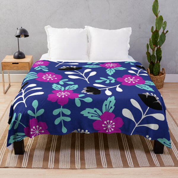 Artikelvorschau, Kräftige Kirschblüten in Blau und Magenta entworfen und verkauft von Jennifer Ladd.