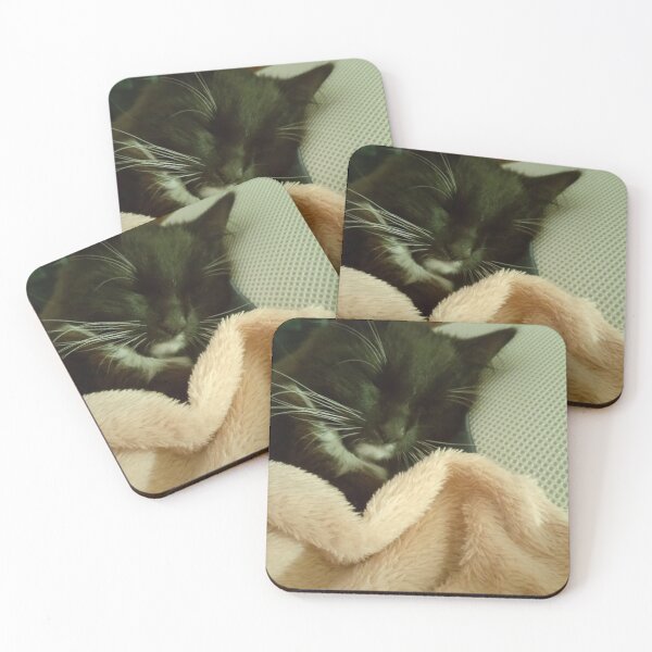 Artikelvorschau, Sleepy Cat In Cozy Blanket entworfen und verkauft von PhuongVoArt.