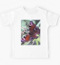 Photo macro shot butterfly peacock butterfly Kids Tee