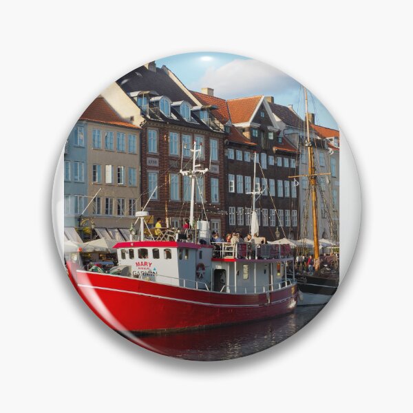 Artikelvorschau, Klassischer Nyhavn-Hafen mit rotem Boot, Kopenhagen entworfen und verkauft von Prime.momentz_.