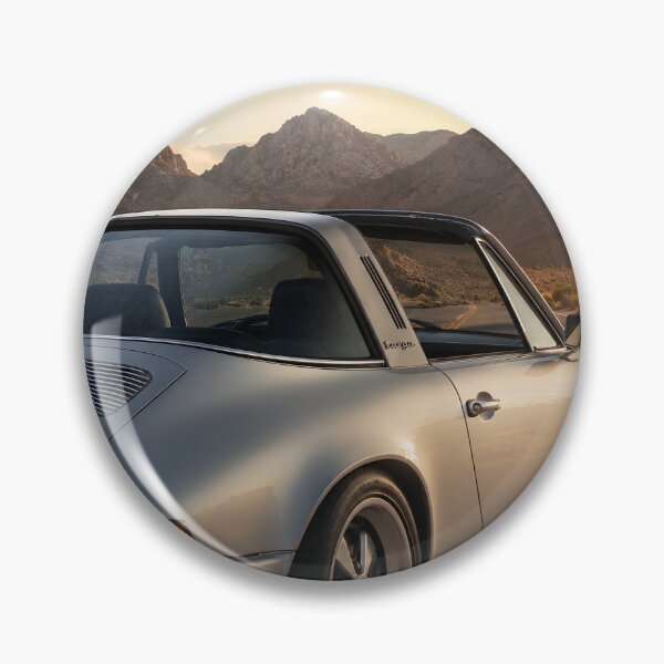 Artikelvorschau, Silberner Oldtimer-Sportwagen für einen Roadtrip durch die Wüste – Automobilkunst entworfen und verkauft von LoveNurseries.