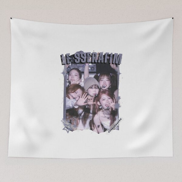 Artikelvorschau, Le Sserafimm Kpop Girl Group Schwarz-Weiß-Collage-Design entworfen und verkauft von AJUNICE STUDIO.